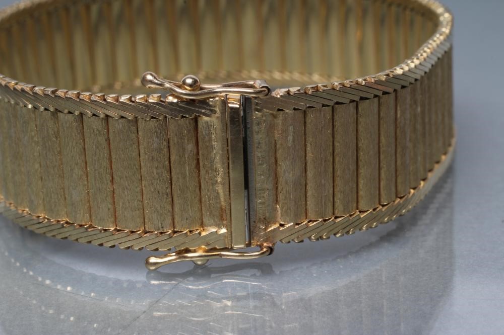 A 9CT GOLD ARTICULATED STRAP BRACELET Image