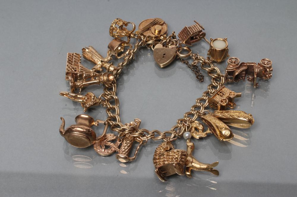 A 9CT GOLD DOUBLE CURB LINK BRACELET Image