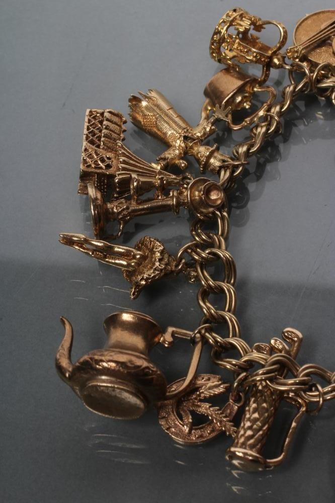 A 9CT GOLD DOUBLE CURB LINK BRACELET Image