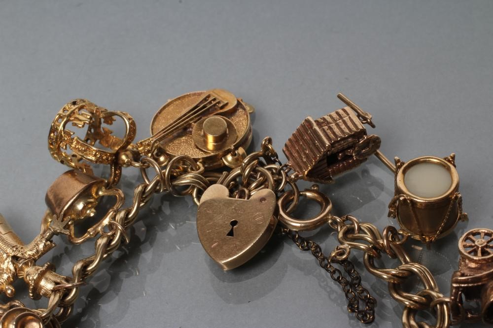 A 9CT GOLD DOUBLE CURB LINK BRACELET Image