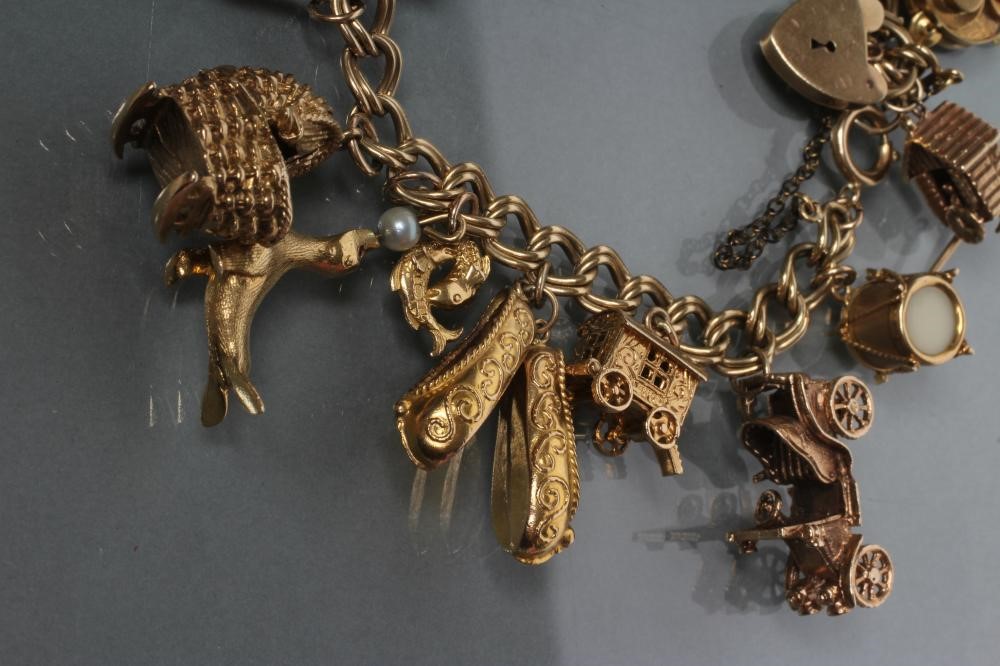 A 9CT GOLD DOUBLE CURB LINK BRACELET Image