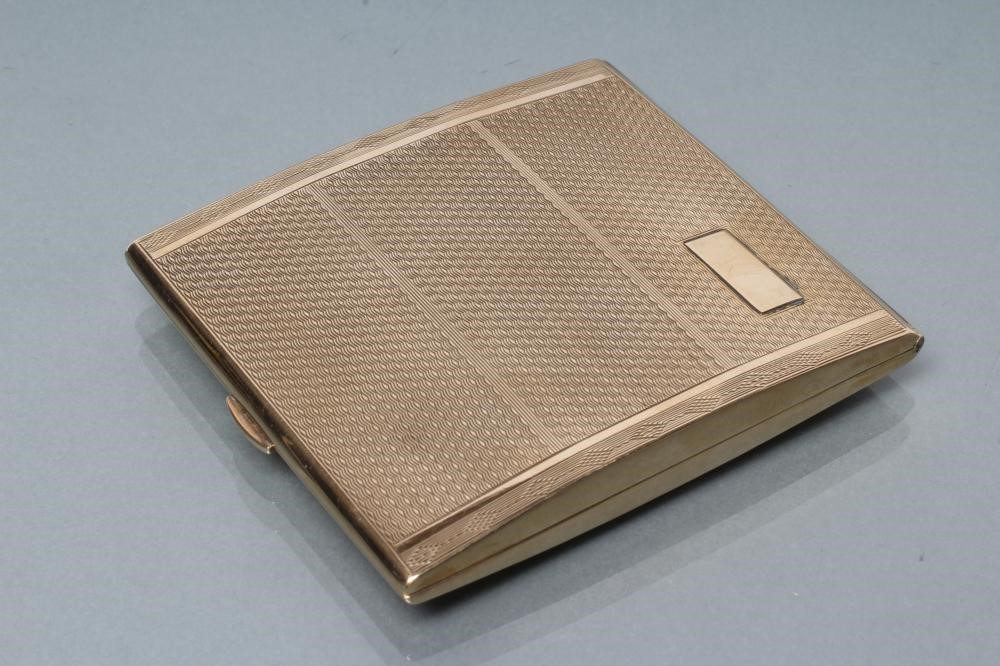 AN ART DECO 9CT GOLD CIGARETTE CASE Image