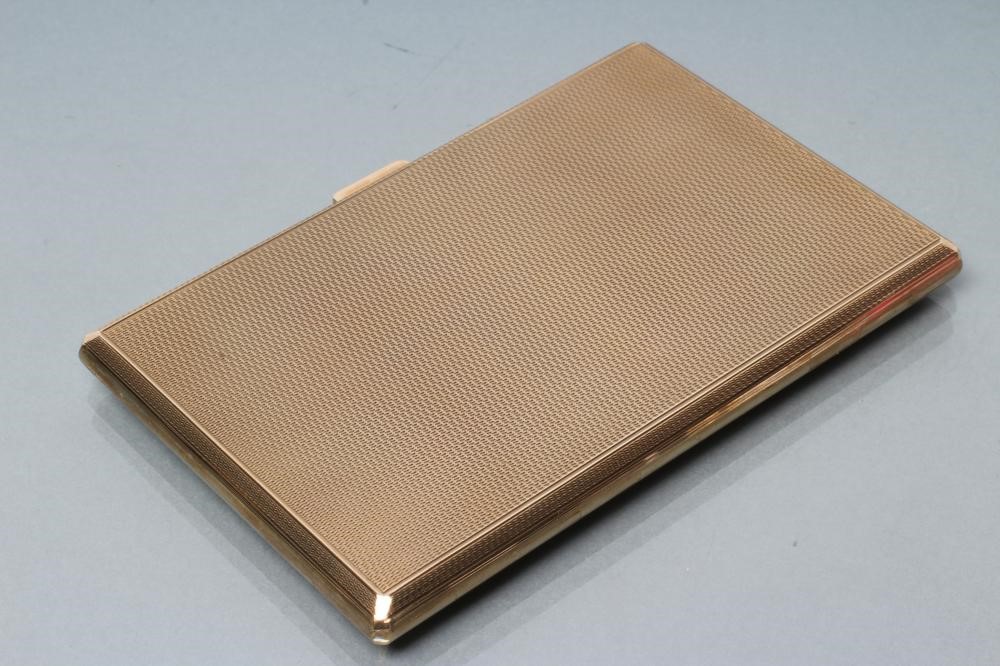 A 9CT GOLD CIGARETTE CASE Image