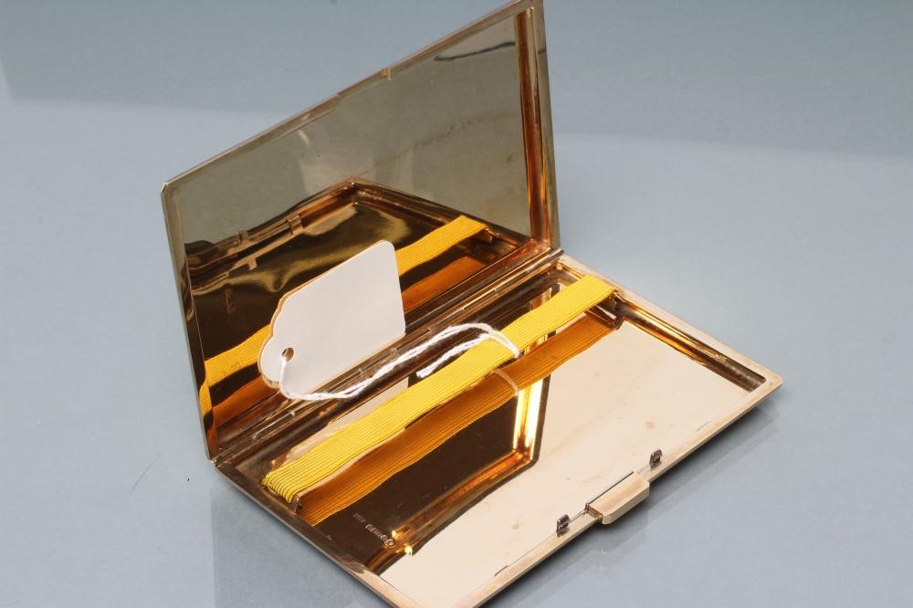 A 9CT GOLD CIGARETTE CASE Image