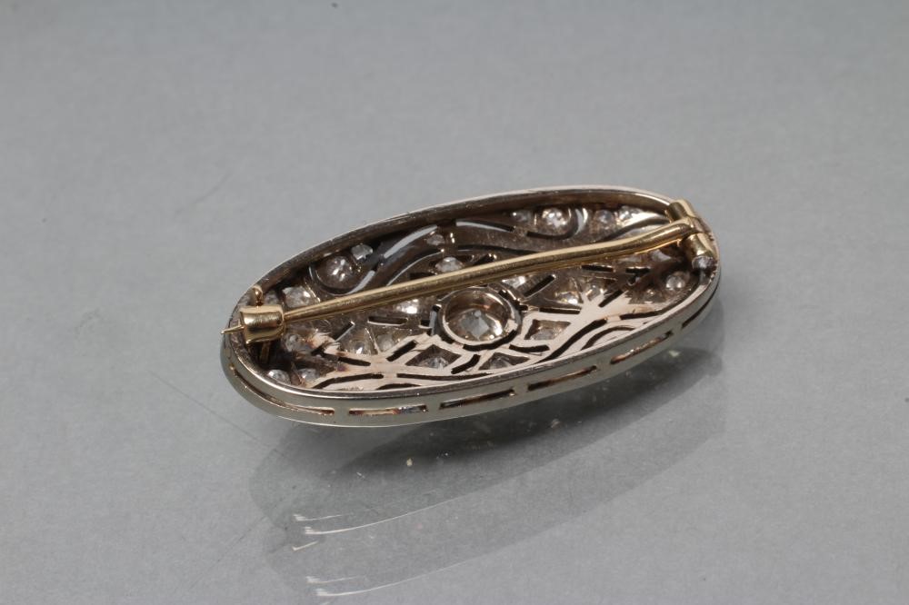 A DIAMOND BROOCH Image