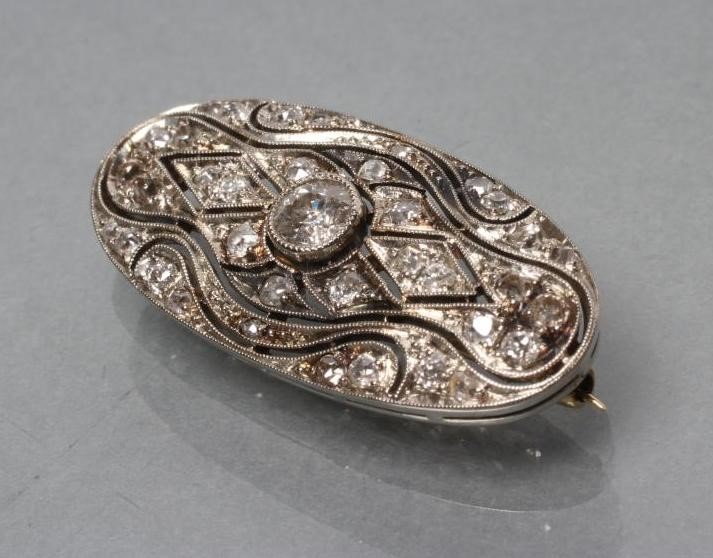 A DIAMOND BROOCH Image