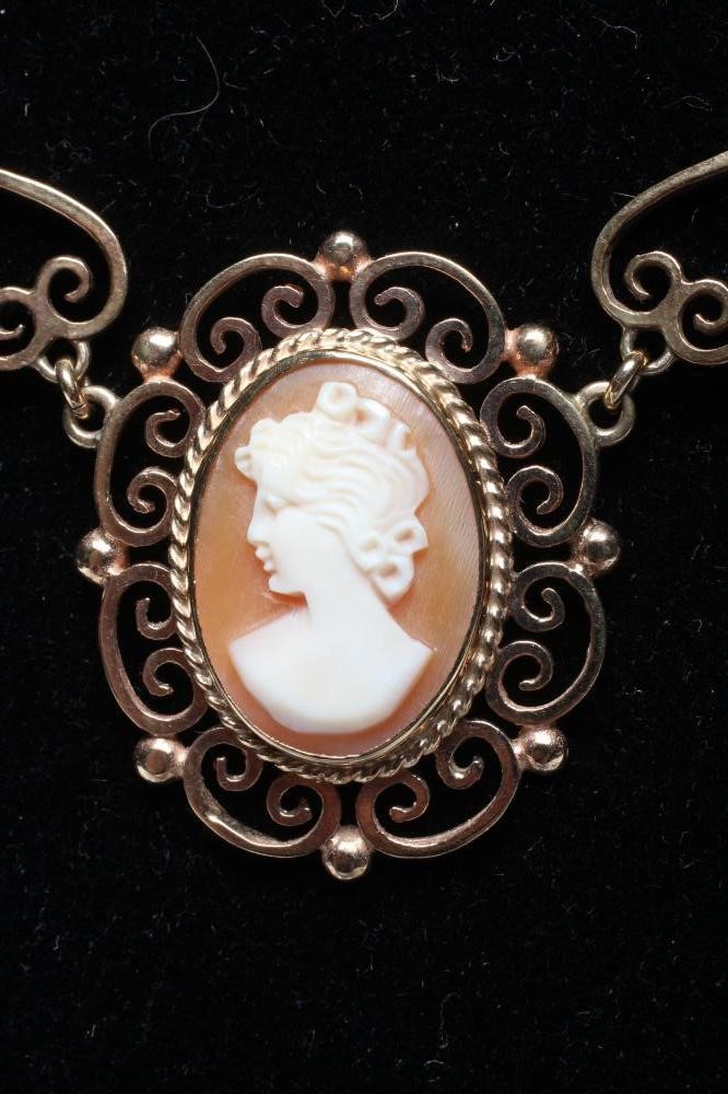 A 9CT GOLD AND SHELL CAMEO PENDANT carved with the bust portrait of a young lady in a rope twist and Image