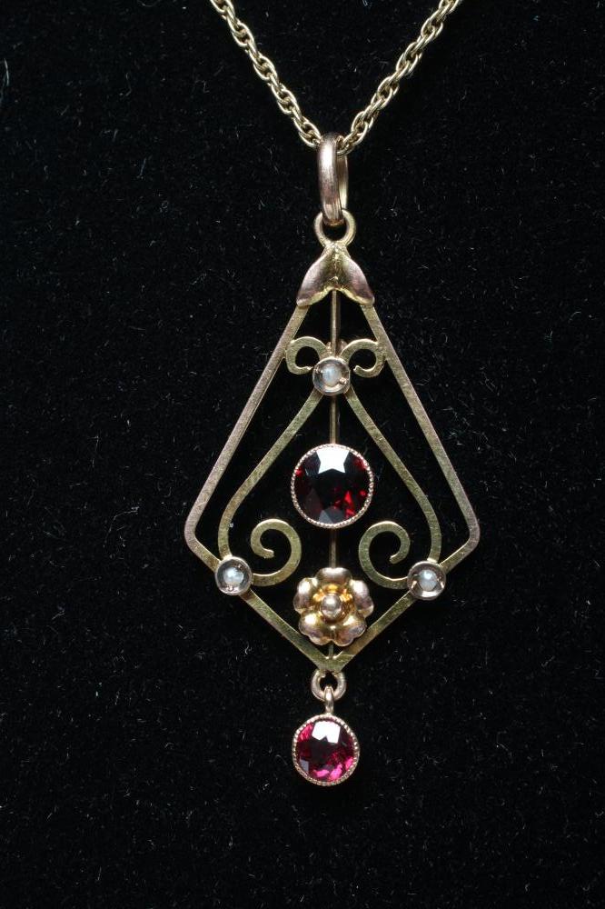 AN EDWARDIAN PENDANT Image