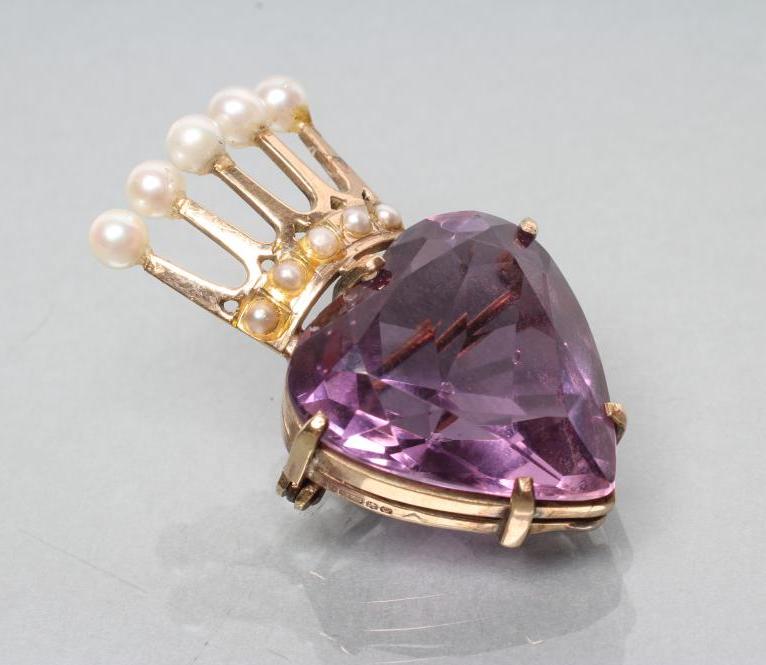 AN AMETHYST BROOCH Image