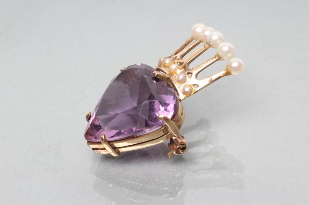 AN AMETHYST BROOCH Image