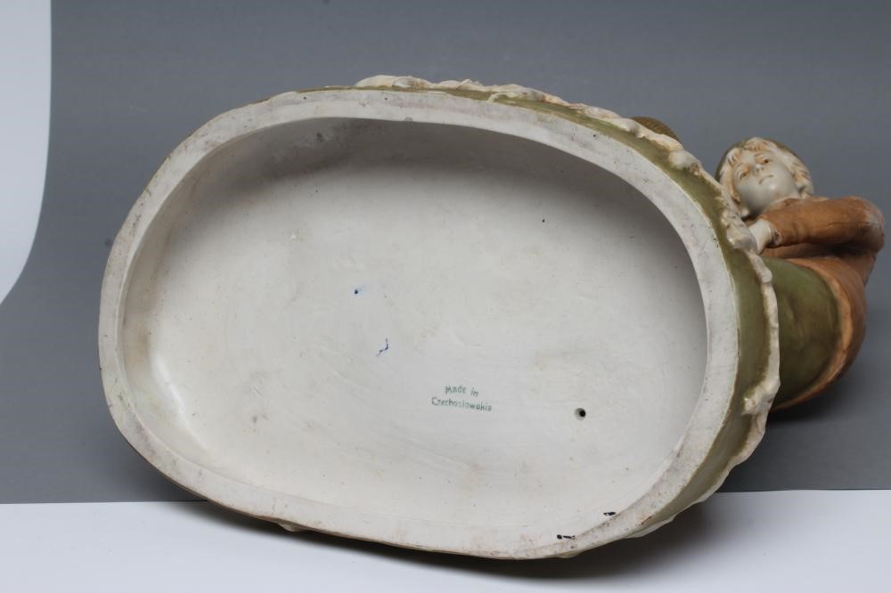 A ROYAL DUX BISQUE PORCELAIN FIGURE GROUP Image