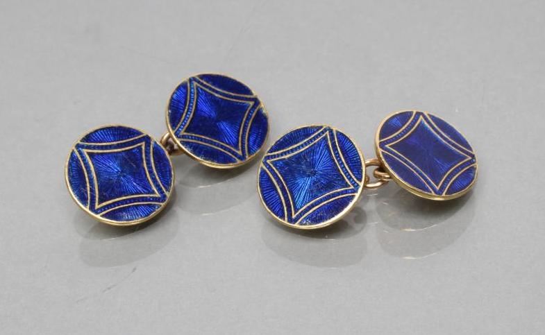A PAIR OF 18CT GOLD CUFFLINKS Image