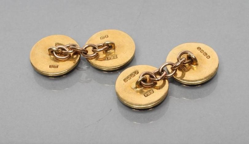 A PAIR OF 18CT GOLD CUFFLINKS Image