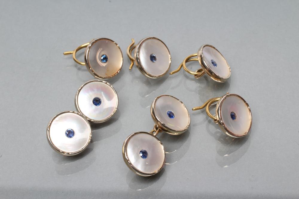 A GENTLEMAN'S DRESS SET Image