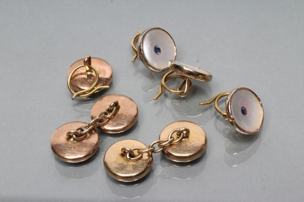 A GENTLEMAN'S DRESS SET Image