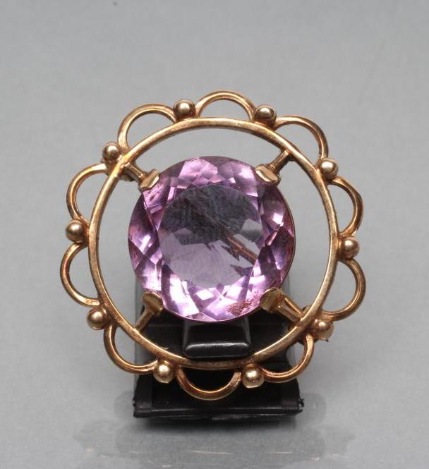 AN AMETHYST BROOCH Image