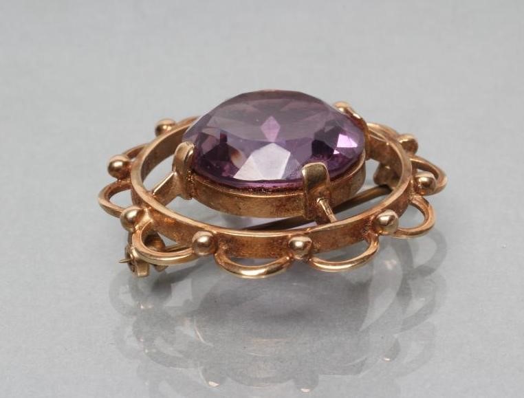 AN AMETHYST BROOCH Image