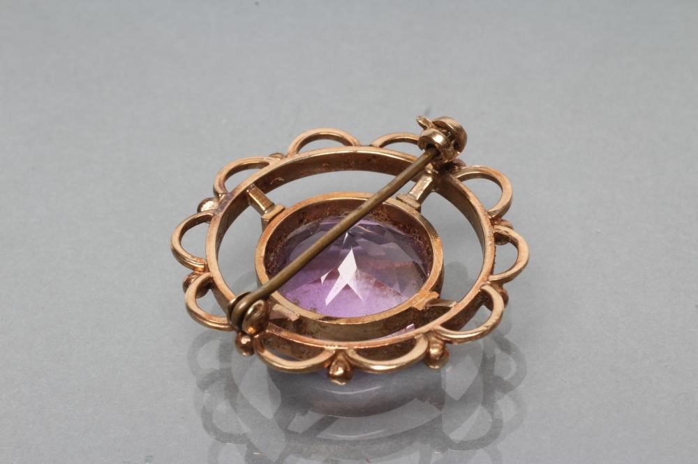 AN AMETHYST BROOCH Image