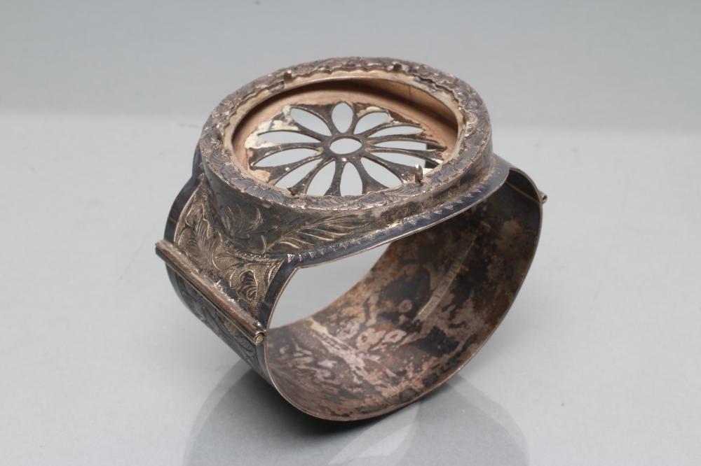 A CHINESE SILVER STIFF HINGED BANGLE Image