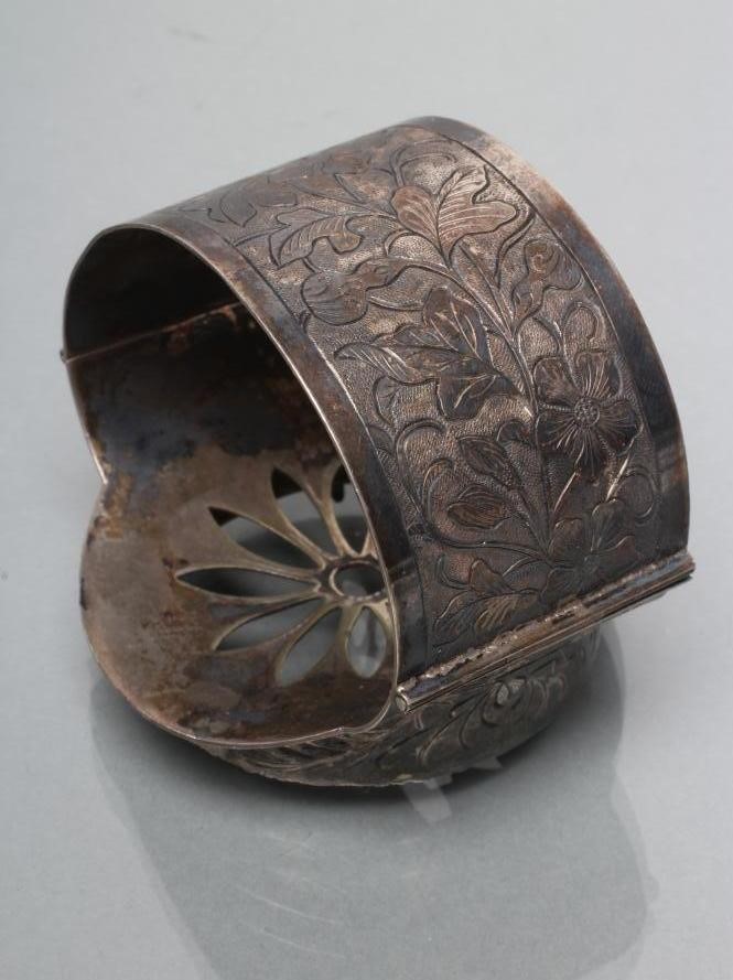 A CHINESE SILVER STIFF HINGED BANGLE Image