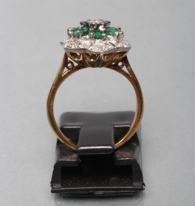 AN EMERALD AND DIAMOND CLUSTER RING Image