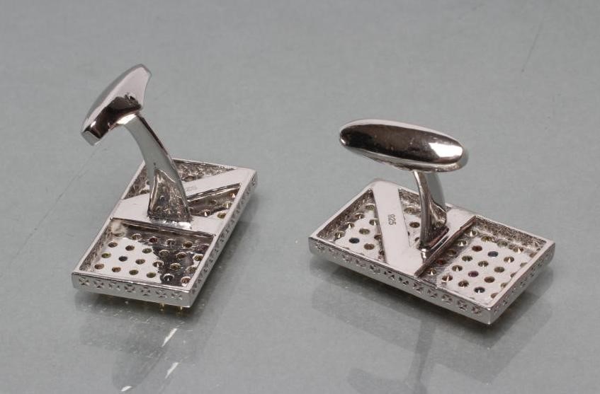 A PAIR OF FANCY COLOURED SAPPHIRE CUFFLINKS Image