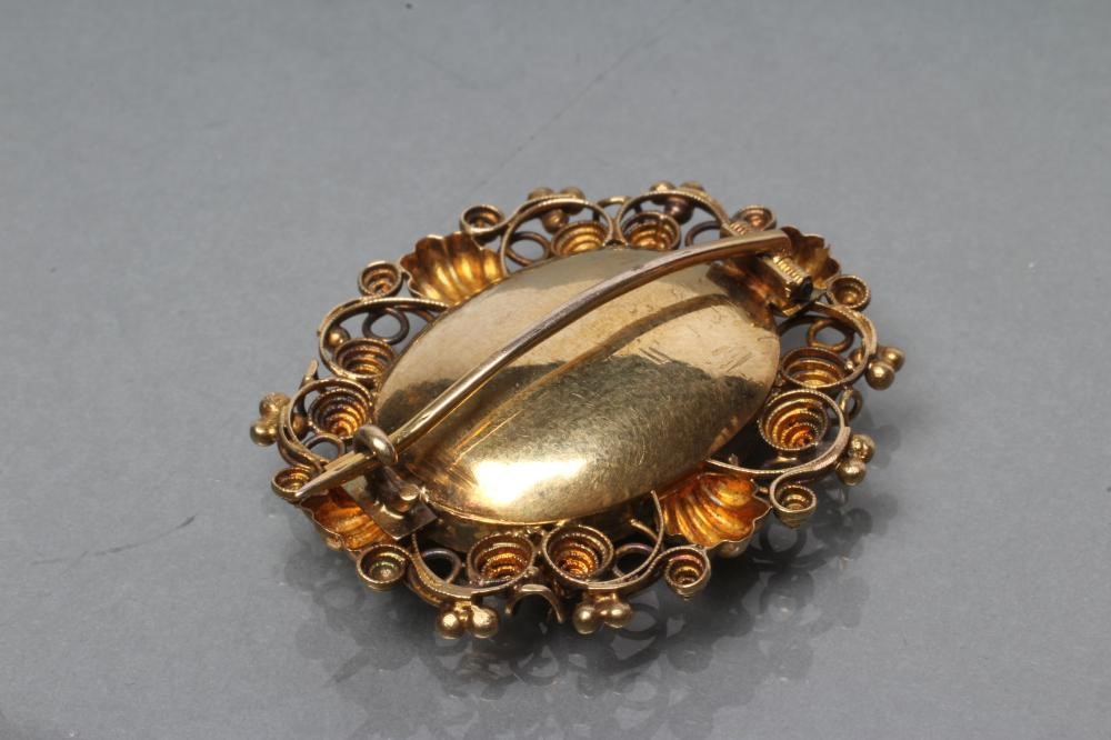 A VICTORIAN BANDED AGATE BROOCH Image