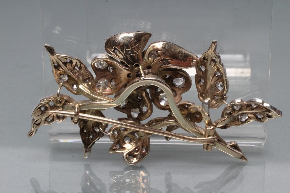 A LARGE VICTORIAN DIAMOND SPRAY BROOCH Image
