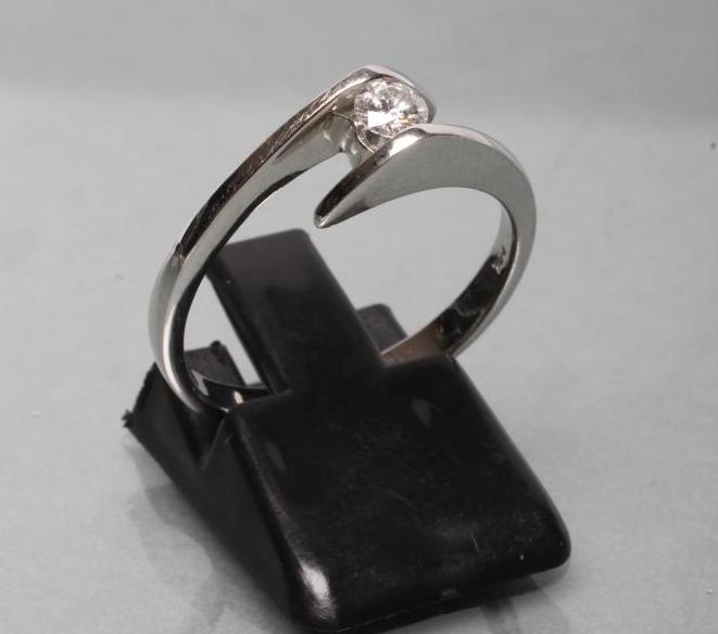 A SOLITAIRE DIAMOND RING Image