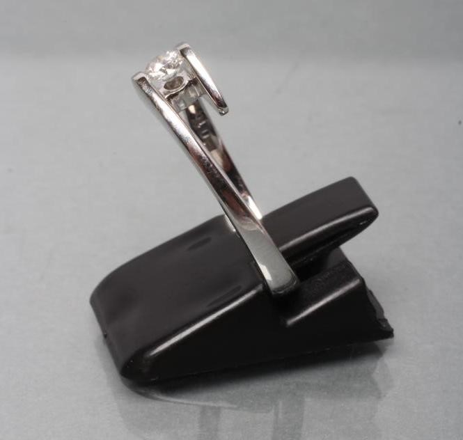 A SOLITAIRE DIAMOND RING Image