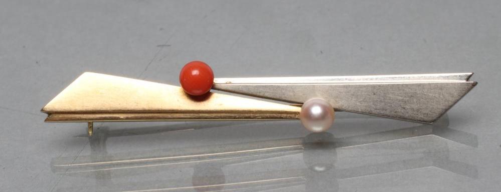 AN ART DECO STYLE BROOCH Image