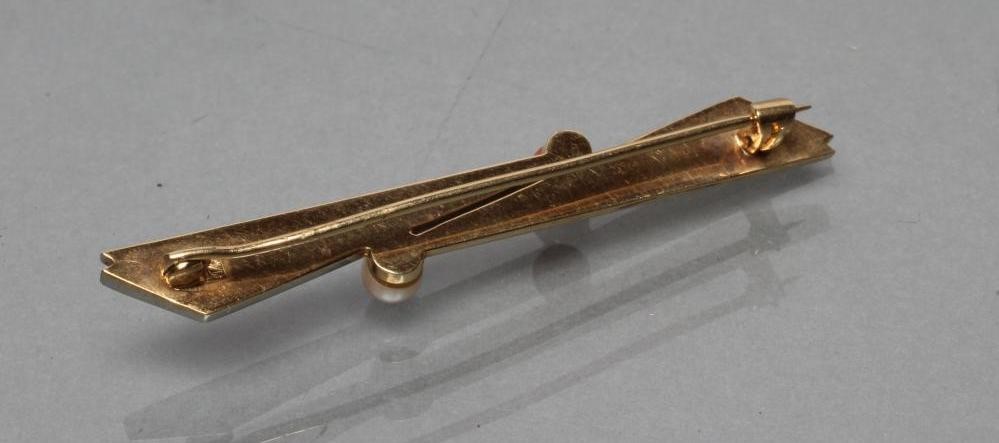 AN ART DECO STYLE BROOCH Image