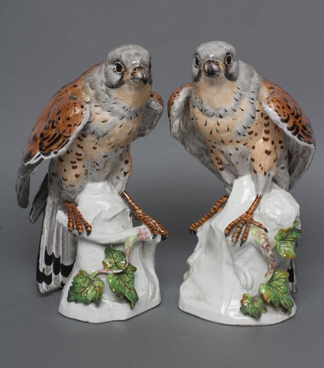A PAIR OF SAMSON PORCELAIN KESTRELS Image