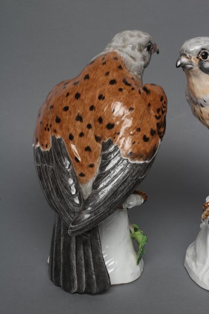 A PAIR OF SAMSON PORCELAIN KESTRELS Image
