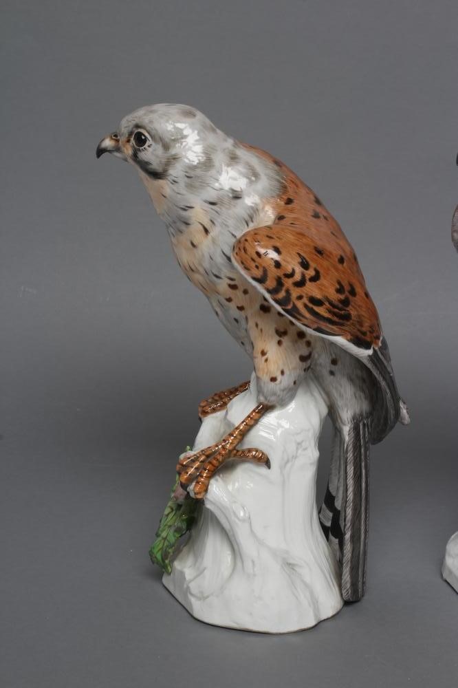 A PAIR OF SAMSON PORCELAIN KESTRELS Image