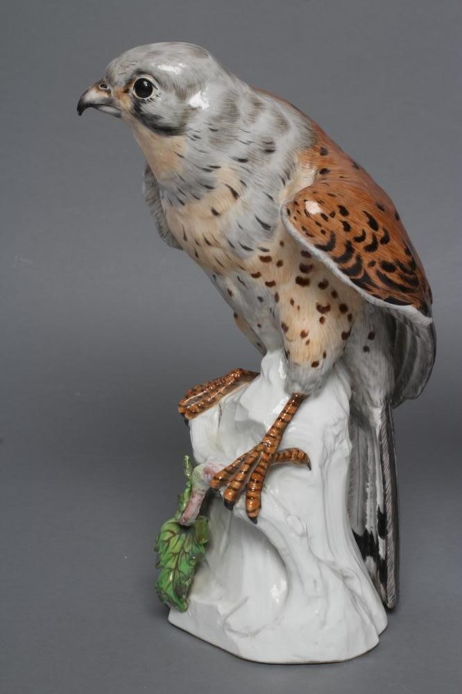 A PAIR OF SAMSON PORCELAIN KESTRELS Image