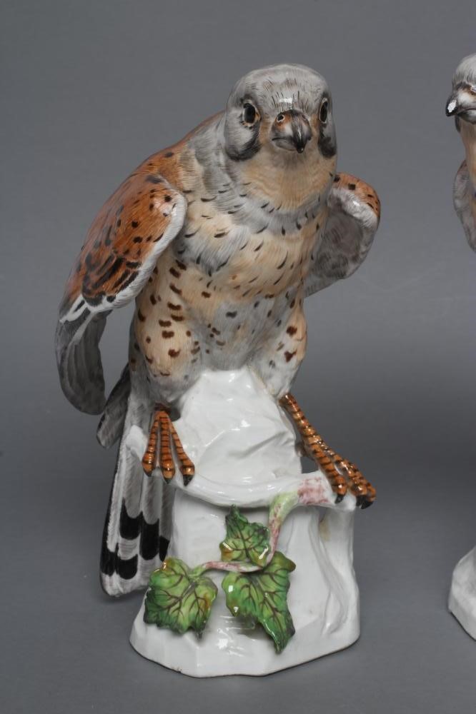 A PAIR OF SAMSON PORCELAIN KESTRELS Image