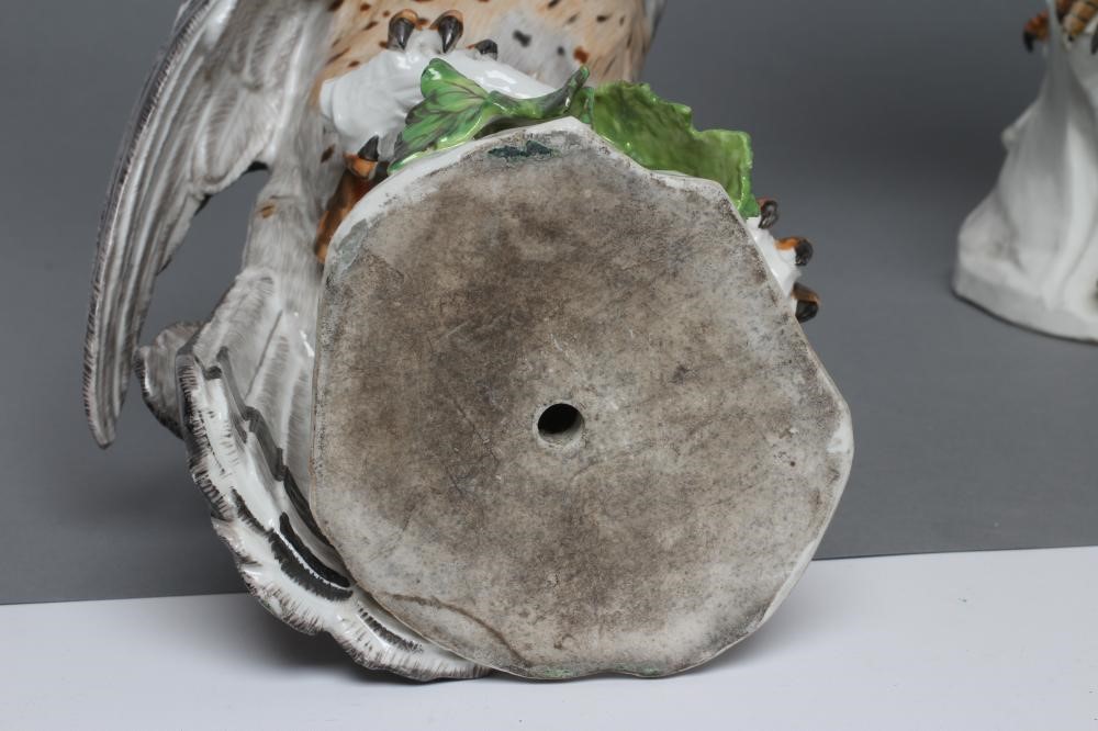 A PAIR OF SAMSON PORCELAIN KESTRELS Image