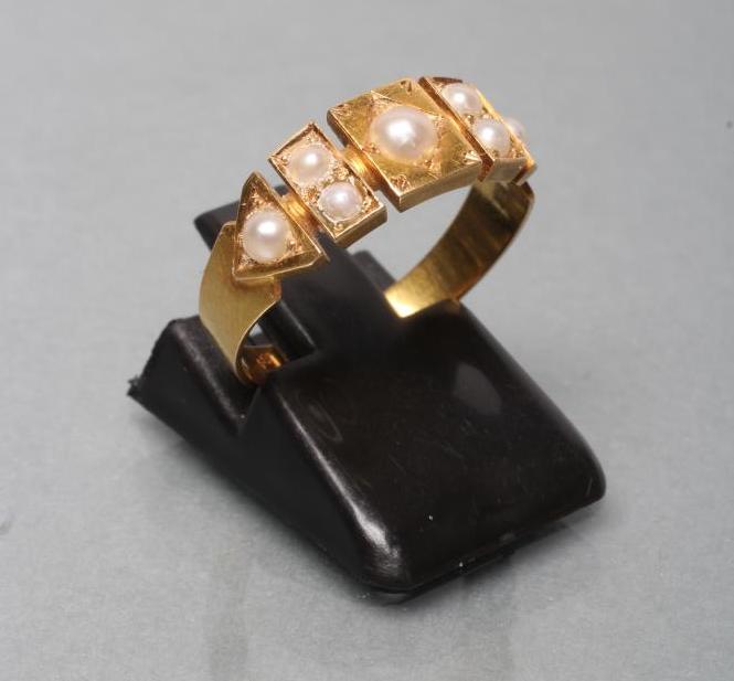 A VICTORIAN 18CT GOLD RING Image
