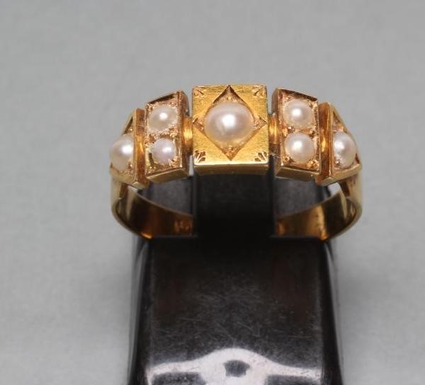 A VICTORIAN 18CT GOLD RING Image