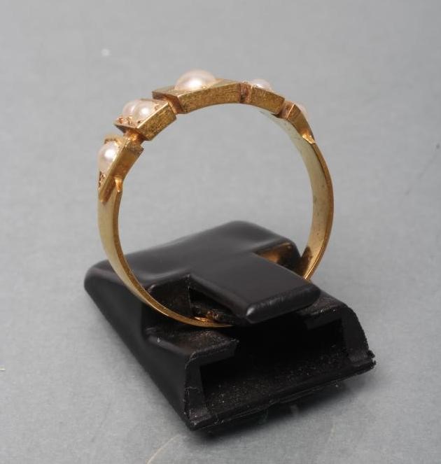 A VICTORIAN 18CT GOLD RING Image