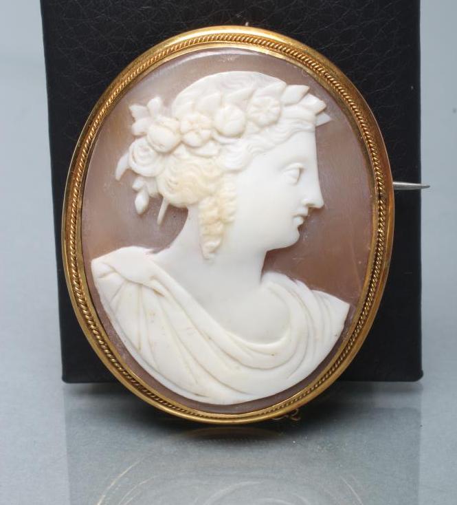 A VICTORIAN CAMEO BROOCH Image