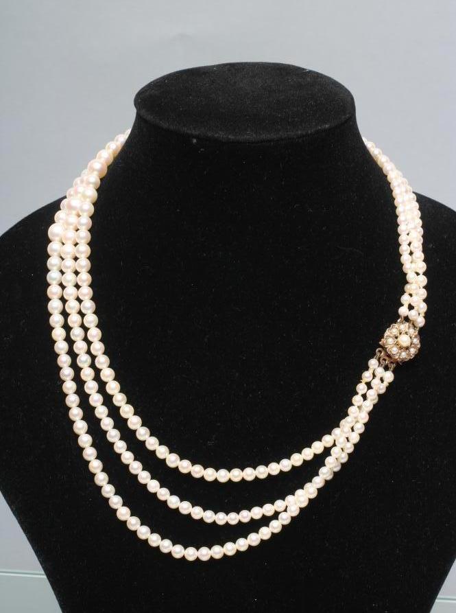 A TRIPLE STRAND CULTURED PEARL NECKLACE Image