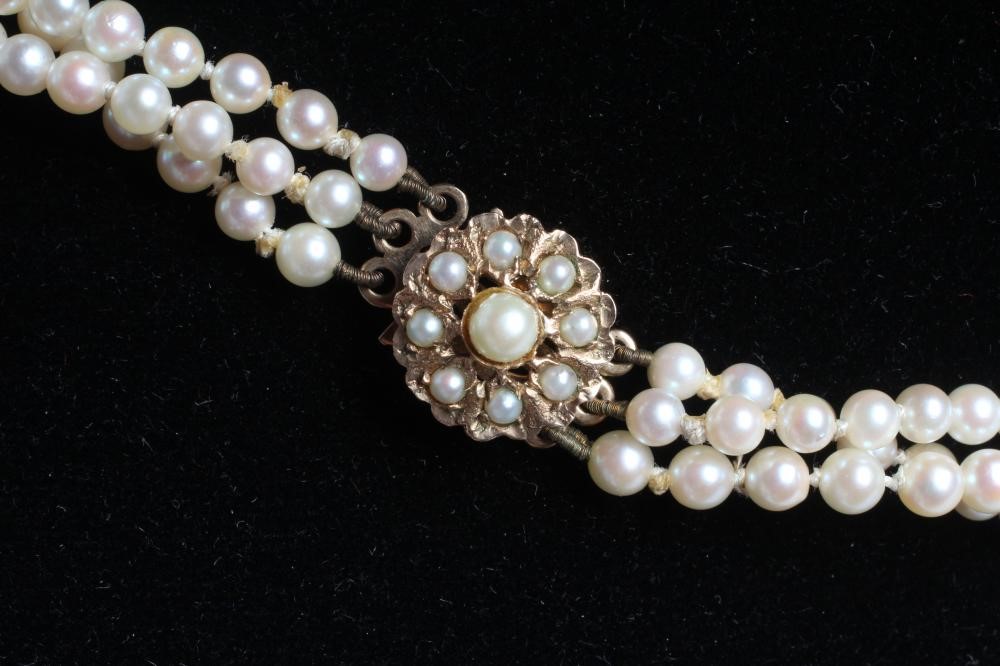 A TRIPLE STRAND CULTURED PEARL NECKLACE Image
