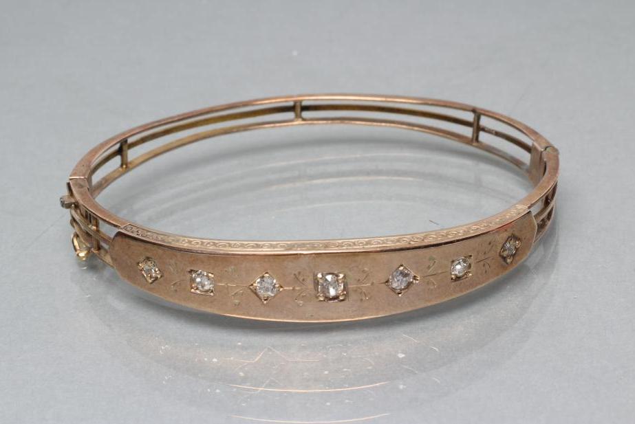 AN EDWARDIAN STIFF HINGED BANGLE Image