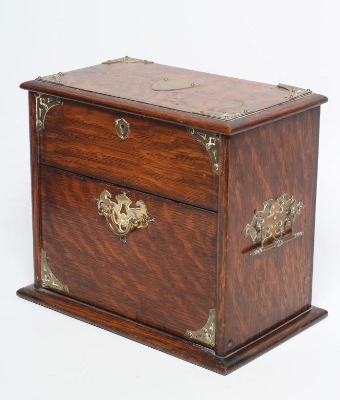 AN OAK DESK TOP CIGAR HUMIDOR Image