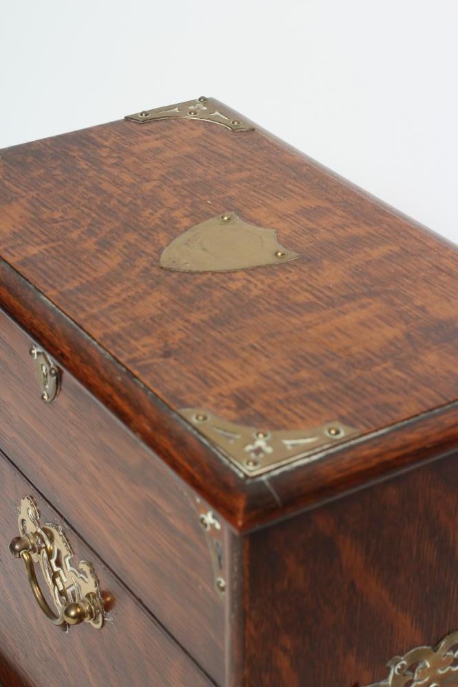 AN OAK DESK TOP CIGAR HUMIDOR Image