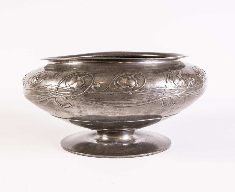 A LARGE TUDRIC PEWTER BOWL Image