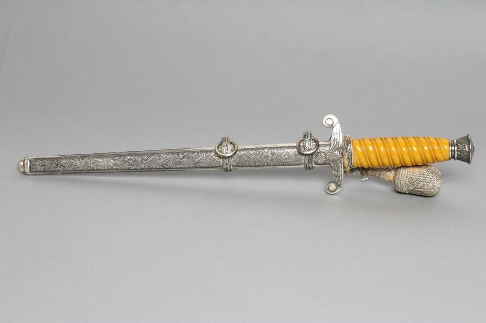 A THIRD REICH ARMY OFFICER'S DAGGER Image