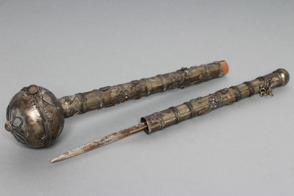AN ORIENTAL WHITE METAL OPIUM PIPE DAGGER with floral wire work decoration Image